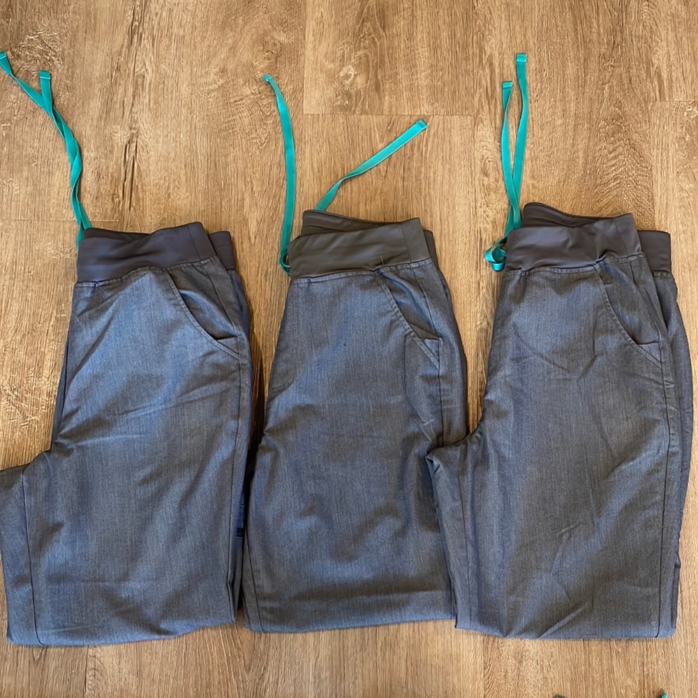 FIGS Zamora jogger high waisted scrub pant in graphite. Size Medium.